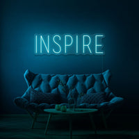 Neon letters met tekst "Inspire" in kleur cyaan