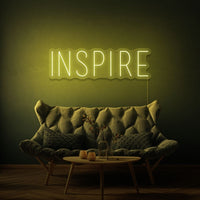 Neon letters met tekst "Inspire" in kleur geel