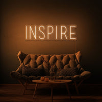 Neon letters met tekst "Inspire" in kleur oranje