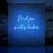 Neon letters met tekst "Met jou is alles leuker" in kleur blauw