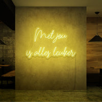 Neon letters met tekst "Met jou is alles leuker" in kleur geel