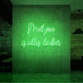 Neon letters met tekst "Met jou is alles leuker" in kleur groen