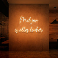 Neon letters met tekst "Met jou is alles leuker" in kleur oranje
