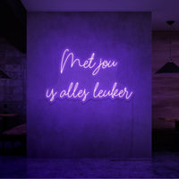 Neon letters met tekst "Met jou is alles leuker" in kleur paars