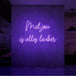 Neon letters met tekst "Met jou is alles leuker" in kleur paars