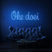 Neon letters met tekst "Oke doei" in kleur blauw