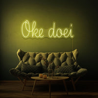 Neon letters met tekst "Oke doei" in kleur geel