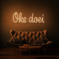 Neon letters met tekst "Oke doei" in kleur oranje