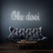 Neon letters met tekst "Oke doei" in kleur wit