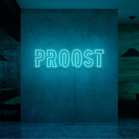 Neon letters met tekst "Proost" in kleur cyaan