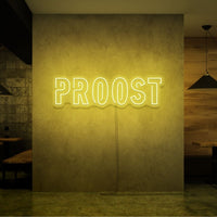 Neon letters met tekst "Proost" in kleur geel