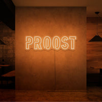 Neon letters met tekst "Proost" in kleur oranje