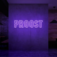 Neon letters met tekst "Proost" in kleur paars