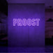 Neon letters met tekst "Proost" in kleur paars