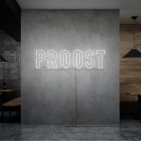 Neon letters met tekst "Proost" in kleur wit