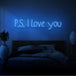 Neon letters met tekst "P.s. i love you" in kleur blauw