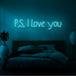 Neon letters met tekst "P.s. i love you" in kleur cyaan