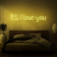 Neon letters met tekst "P.s. i love you" in kleur geel