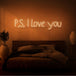 Neon letters met tekst "P.s. i love you" in kleur oranje