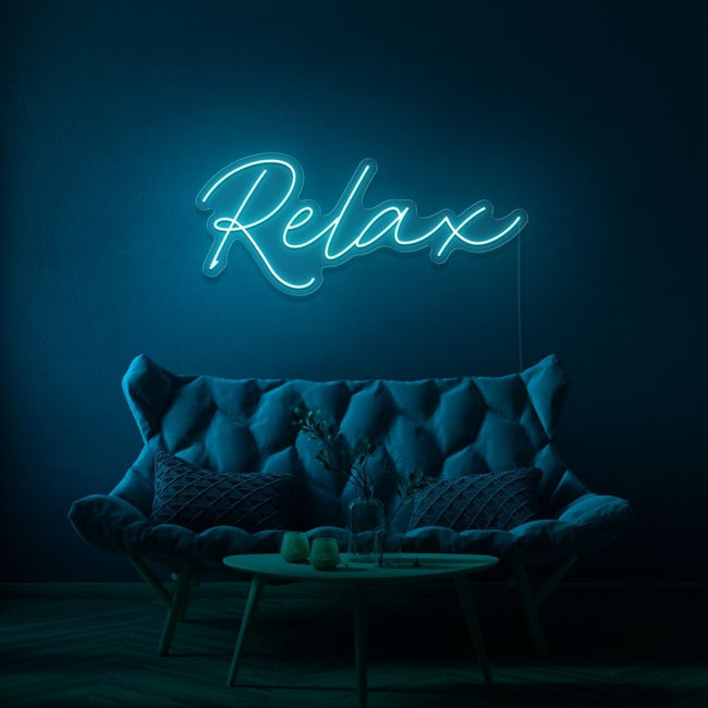 Neon letters in tekst "Relax" in kleur cyaan