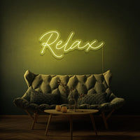 Neon letters in tekst "Relax" in kleur geel