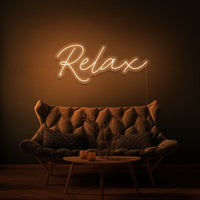 Neon letters in tekst "Relax" in kleur oranje