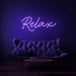Neon letters in tekst "Relax" in kleur paars