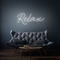 Neon letters in tekst "Relax" in kleur wit