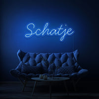 Neon letters in tekst "Schatje" in kleur blauw