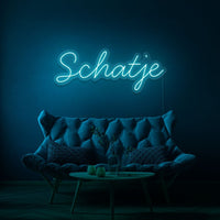 Neon letters in tekst "Schatje" in kleur cyaan