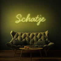 Neon letters in tekst "Schatje" in kleur geel