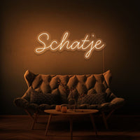 Neon letters in tekst "Schatje" in kleur oranje