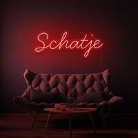 Neon letters in tekst "Schatje" in kleur rood