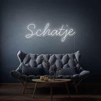 Neon letters in tekst "Schatje" in kleur wit