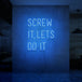 Neon letters met tekst "Screw it lets do it" in kleur blauw