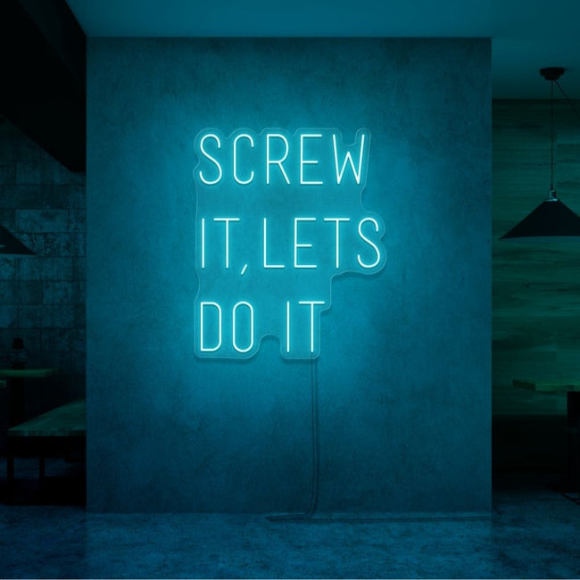 Neon letters met tekst "Screw it lets do it" in kleur cyaan