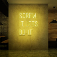 Neon letters met tekst "Screw it lets do it" in kleur geel