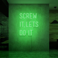 Neon letters met tekst "Screw it lets do it" in kleur groen