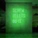 Neon letters met tekst "Screw it lets do it" in kleur groen