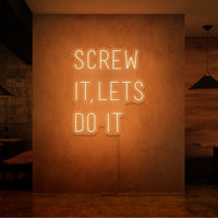 Neon letters met tekst "Screw it lets do it" in kleur oranje