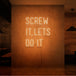 Neon letters met tekst "Screw it lets do it" in kleur oranje