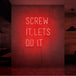 Neon letters met tekst "Screw it lets do it" in kleur rood