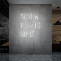 Neon letters met tekst "Screw it lets do it" in kleur wit
