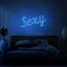 Neon letters met tekst "Sexy" in kleur blauw