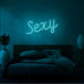 Neon letters met tekst "Sexy" in kleur cyaan