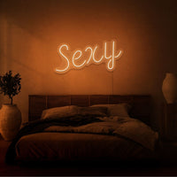 Neon letters met tekst "Sexy" in kleur oranje