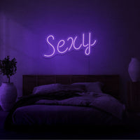 Neon letters met tekst "Sexy" in kleur paars