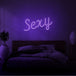 Neon letters met tekst "Sexy" in kleur paars