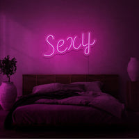 Neon letters met tekst "Sexy" in kleur roze