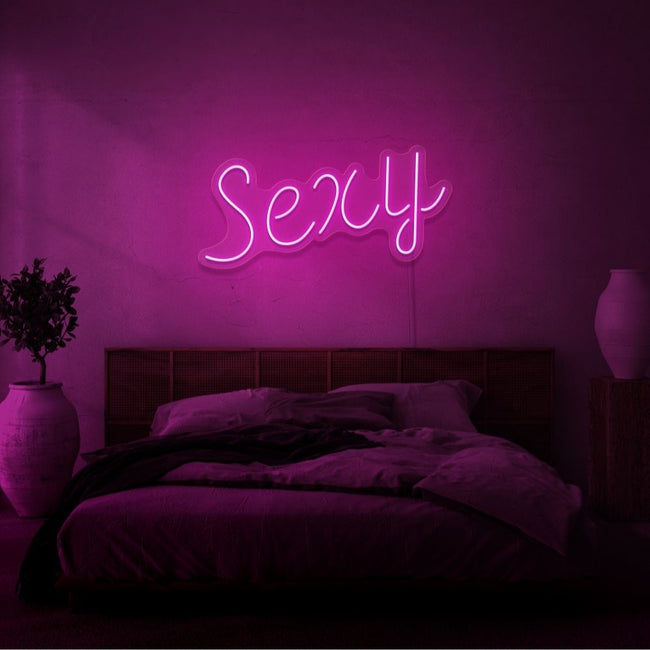 Neon letters met tekst "Sexy" in kleur roze